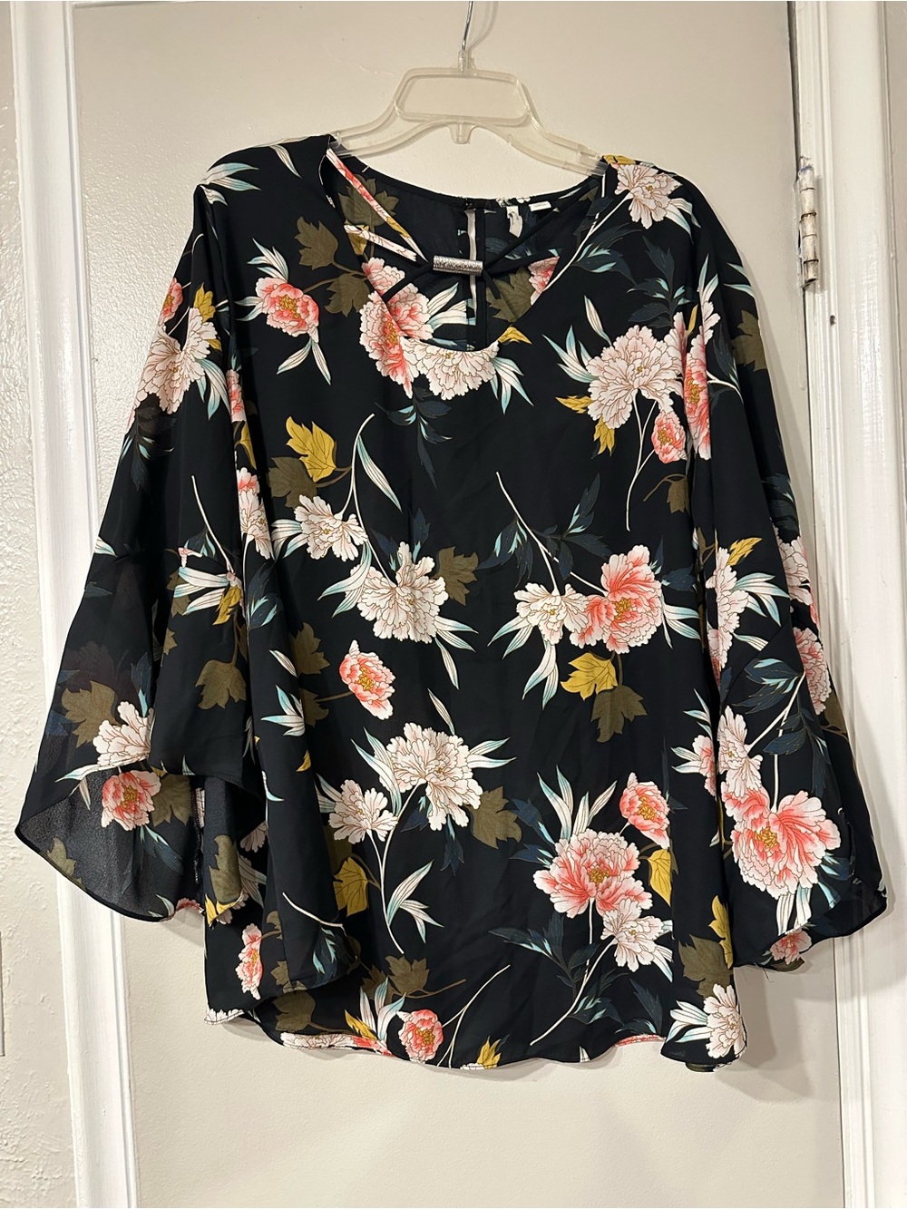 Source Unknown Black Floral Bell-Sleeve Blouse